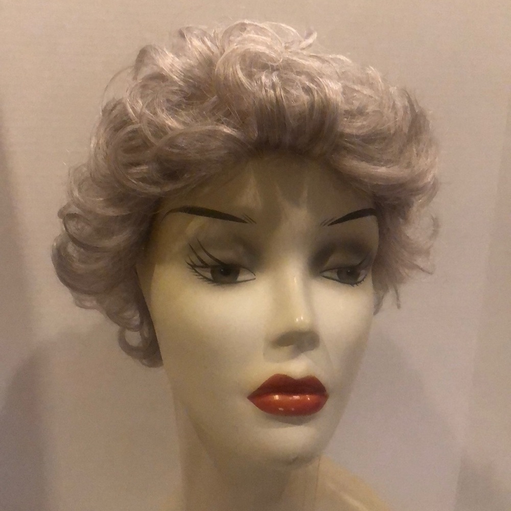 Short curly synthetic gray wig in color 56